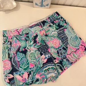 Lilly Pulitzer waffle textured side zipper shorts size 6
